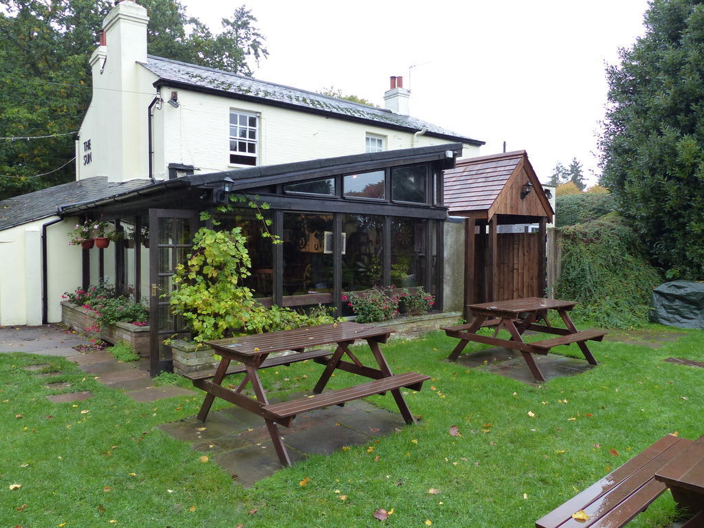 The Sun Inn Englefield Green Екстериор снимка