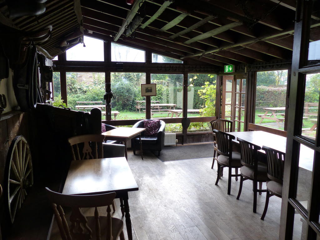 The Sun Inn Englefield Green Екстериор снимка