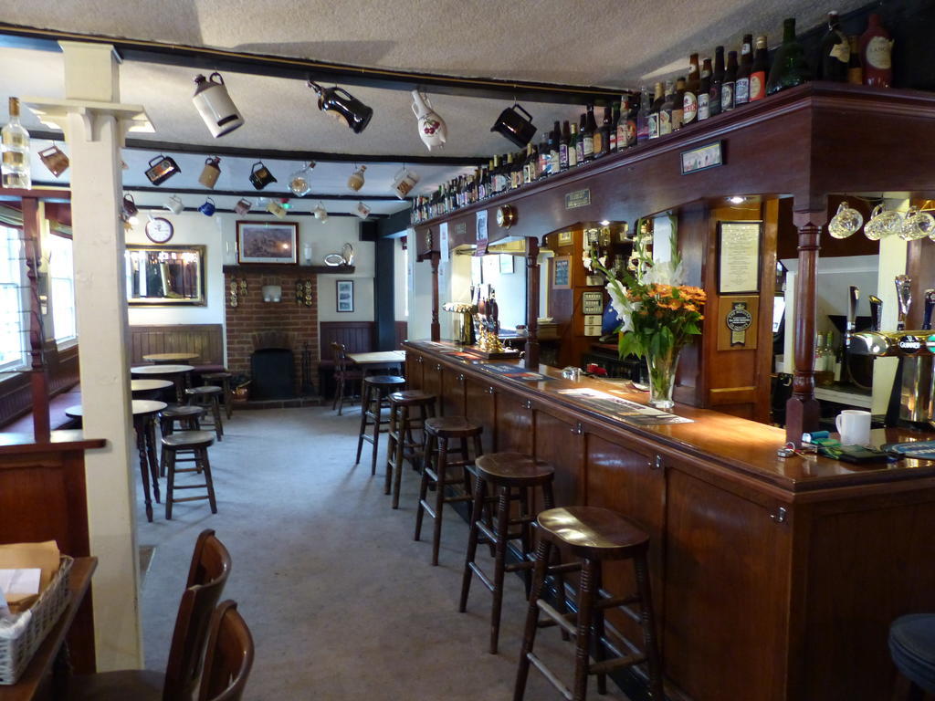 The Sun Inn Englefield Green Екстериор снимка