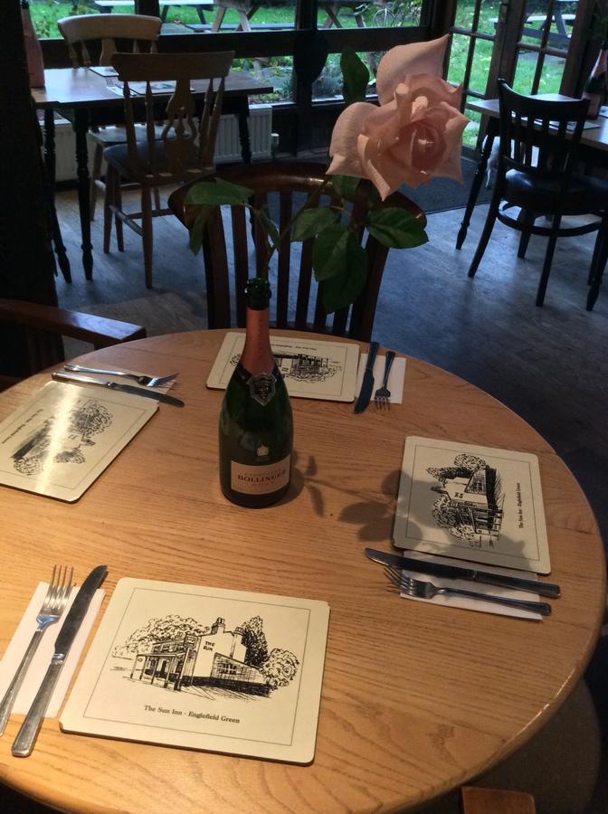 The Sun Inn Englefield Green Екстериор снимка